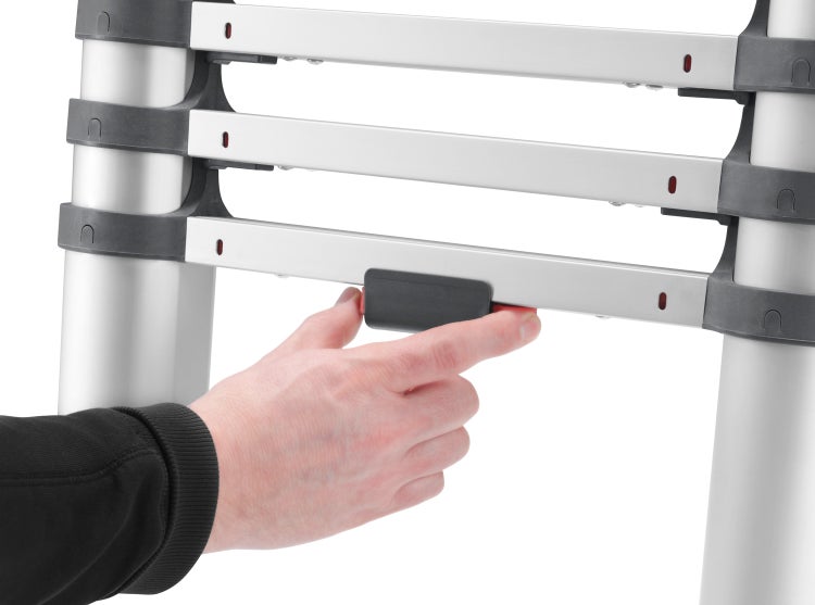 Detailaufnahme einer Teleskopleiter mit manueller Höhenverstellung