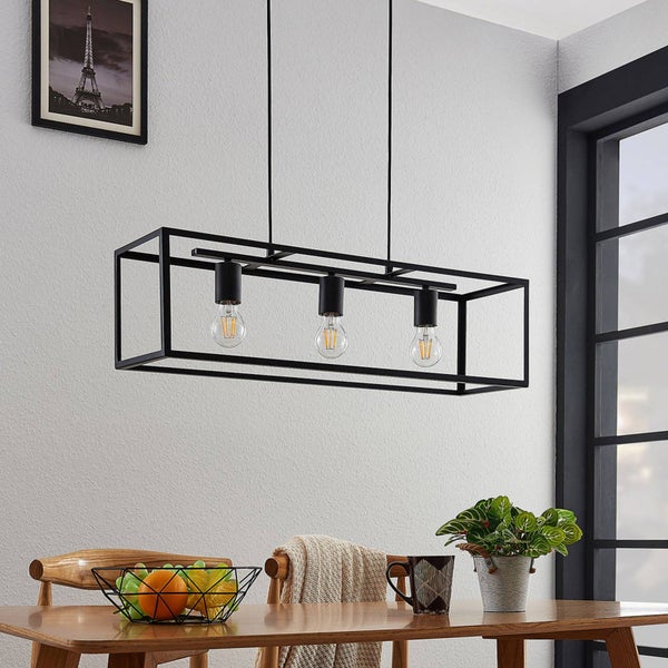 Rechteckige Pendelleuchte mit drei Leuchtmitteln über einem Esstisch