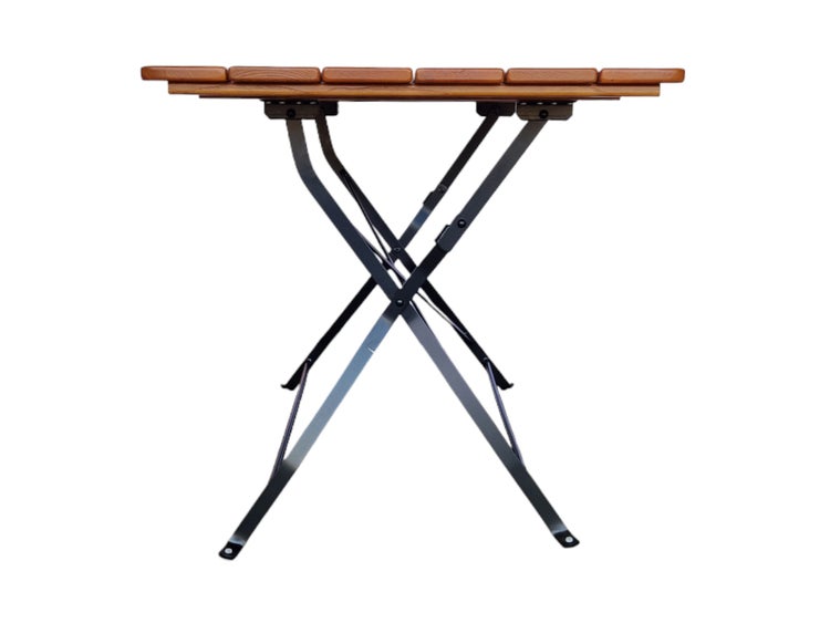 Klappbarer Gartentisch mit einer Tischplatte aus Holzlatten und einem schwarzen Metallgestell in X-Form.