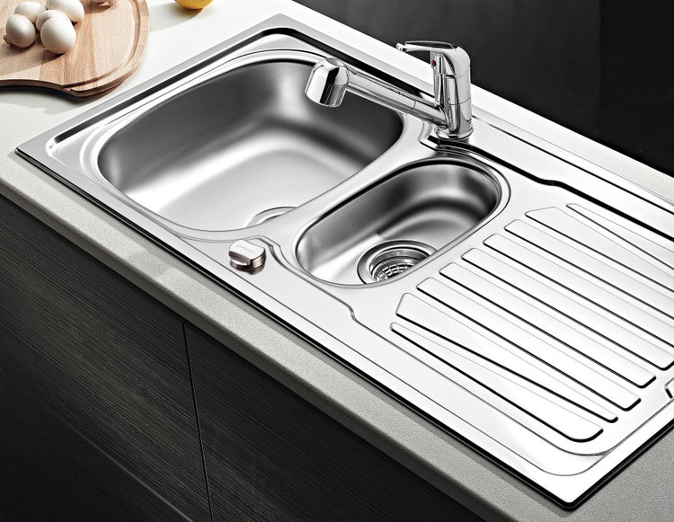 Spüle aus Edelstahl mit Abtropffläche und Wasserhahn