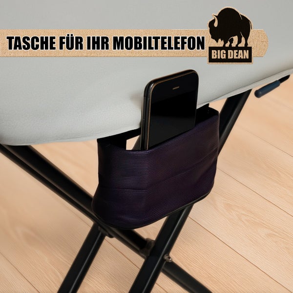 Eine kleine Zubehörtasche für Mobiltelefone an einem klappbaren Stuhl mit Big Dean Logo.