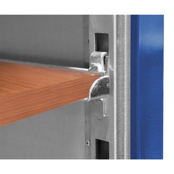 Detailansicht einer verzinkten Metallhalterung an einem blauen Schwerlastregal mit Holzboden.