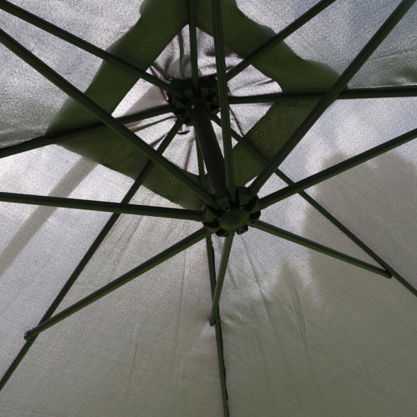 Innenansicht eines Sonnenschirmgestells mit Metallstreben und Stoffbespannung.