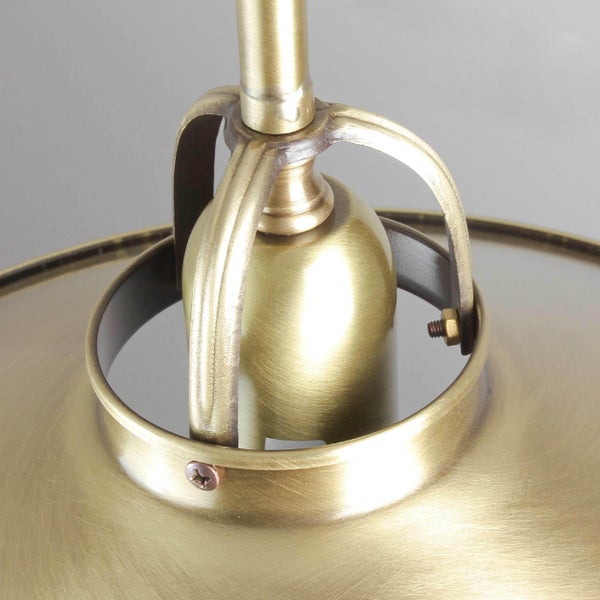 Detailaufnahme einer Pendelleuchte aus Metall