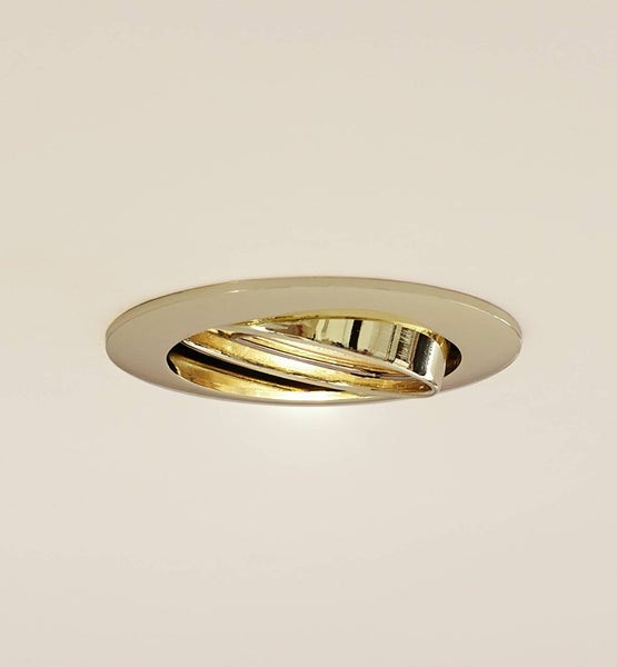 Schwenkbarer Einbaustrahler in Gold-Optik, montiert in einer Decke.