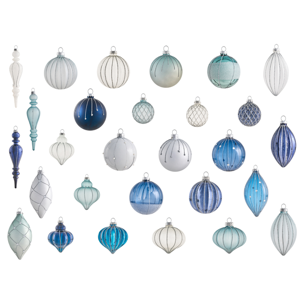 Achtundzwanzigteiliges Set Weihnachtsbaumschmuck in verschiedenen Formen und Mustern in Weiß und Blau mit Glitzer.
