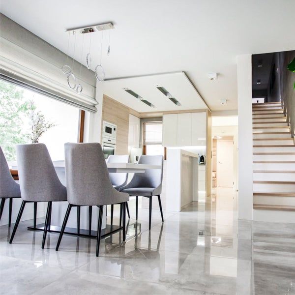 Helles Wohnzimmer mit Esstisch und Treppe