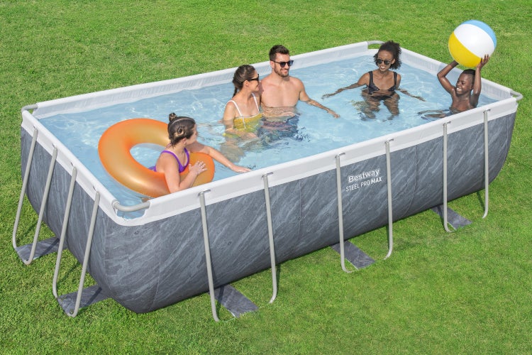 Bestway Steel Pro Max rechteckiger Aufstellpool in Steinoptik mit Personen im Garten auf einer Rasenfläche.