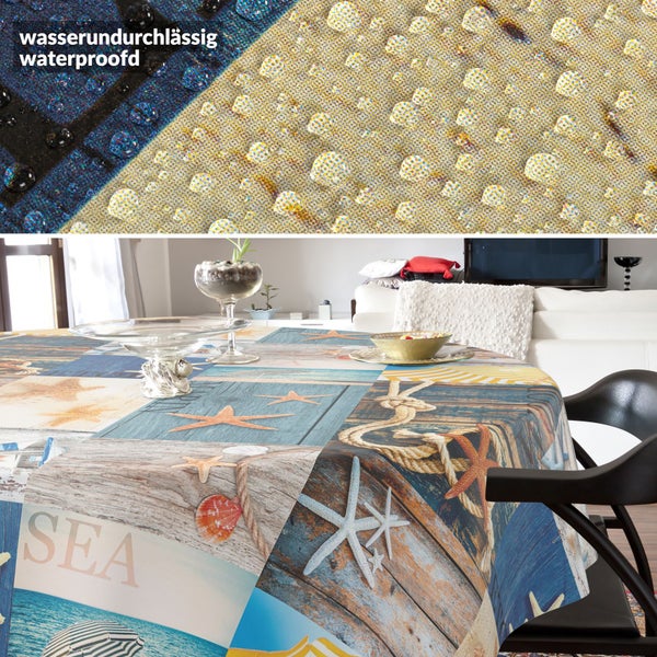 Wasserundurchlässige Tischdecke mit maritimem Muster aus Seesternen, Muscheln und Seilen in Holzoptik auf einem runden Tisch.
