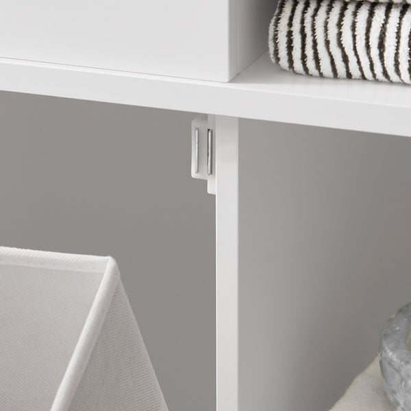 Detailaufnahme eines Badezimmerregals mit Handtüchern und Wäschekorb