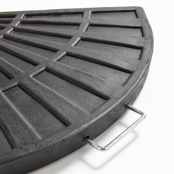 Sonnenschirmständer-Gewichtsplatte aus Kunststoff mit Metallgriff und strukturierter Oberfläche.