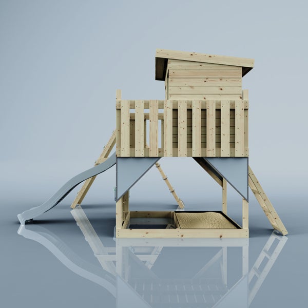 Spielturm aus Holz mit Rutsche, Sandkasten, Leitern und Spielhaus mit Schrägdach.