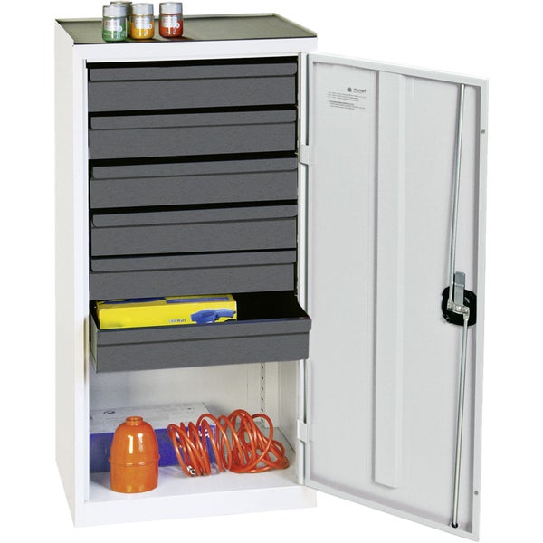 Gruppe von Ziergräsern im Gartenbeet