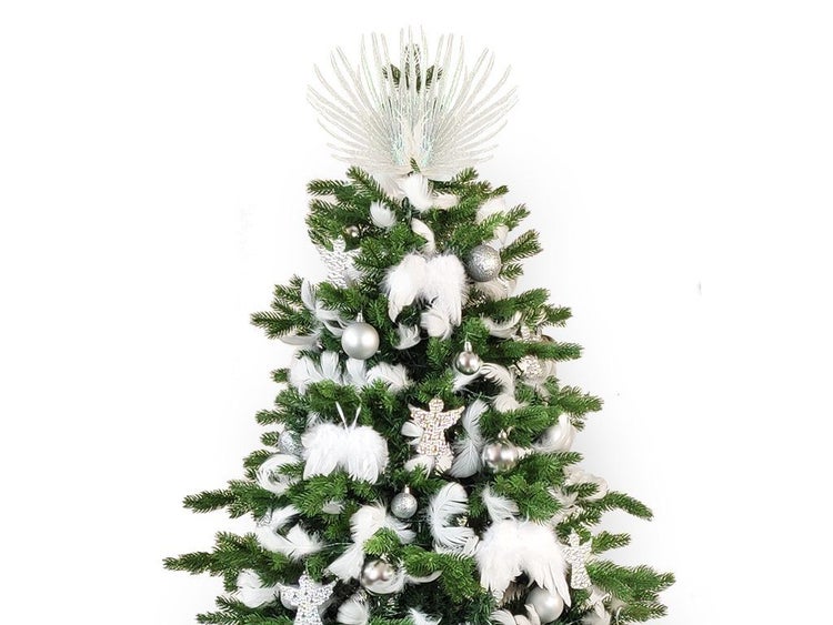 Geschmückter Weihnachtsbaum mit silbernen Kugeln, Engelsfiguren und Federn sowie einer dekorativen Baumspitze in Fächerform.