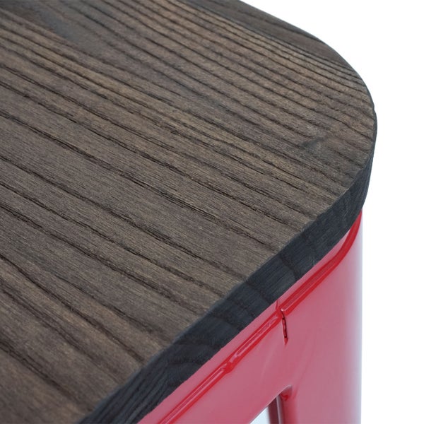 Detailansicht eines Hockers mit Sitzfläche aus Holz und Metallgestell