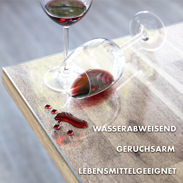 Tischplatte mit wasserabweisender, geruchsneutraler und lebensmittelechter Oberfläche mit verschüttetem Rotwein
