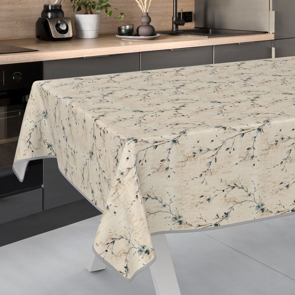 Tisch mit einer floral gemusterten Tischdecke in einer Küche.