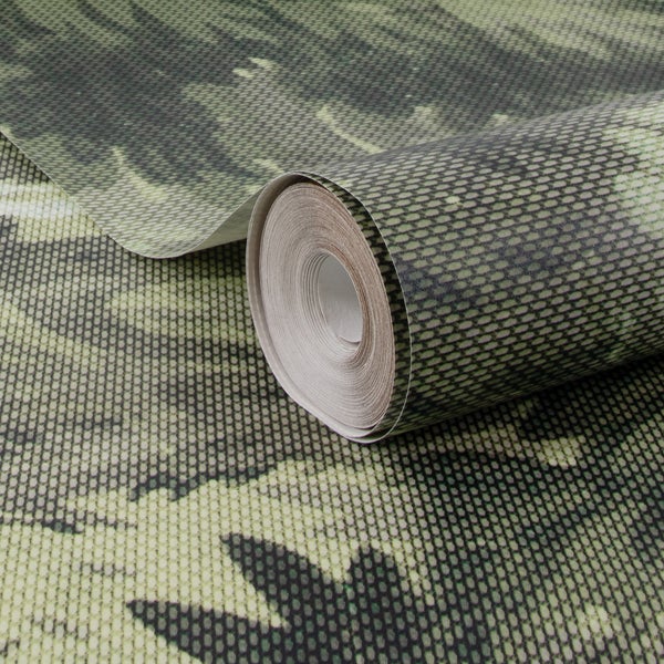 Rolle Vliestapete mit Camouflage-Muster und feiner Netzstruktur.