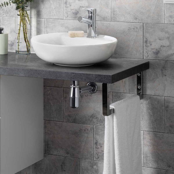 Waschtisch mit Aufsatzwaschbecken, Armatur und Handtuchhalter im Badezimmer