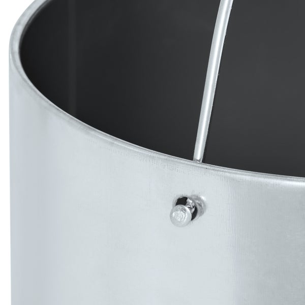 Detailansicht eines Metallbehälters mit Halterung