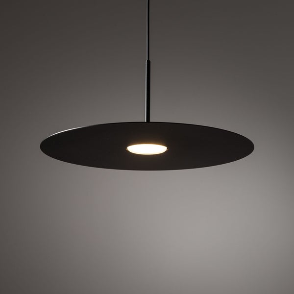Moderne Pendelleuchte in Schwarz mit flachem, kreisförmigem Schirm und integriertem Leuchtmittel.