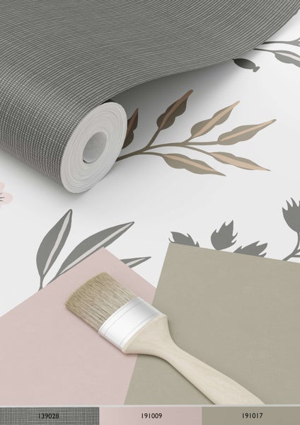 Tapetenrolle mit floralem Muster und verschiedenen Farbmustern sowie einem Pinsel.