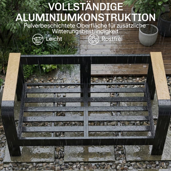 Aluminium-Gartenbank mit pulverbeschichteter Oberfläche, wetterbeständig, rostfrei und leicht, mit Armlehnen in Holzoptik im Regen.