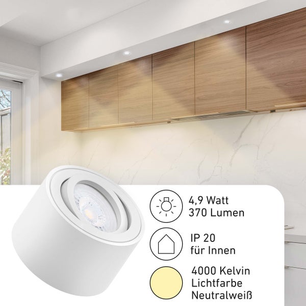Weißer Aufbaustrahler, schwenkbar, 4,9 Watt, 370 Lumen, IP 20 innen, 4000 Kelvin neutralweiß. Küche mit Holzschränken und heller Marmoroptik.