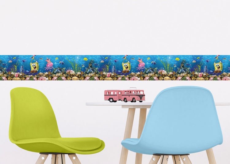 Selbstklebende Wandbordüre mit SpongeBob Schwammkopf Unterwassermotiv im Kinderzimmer mit Tisch und Stühlen.