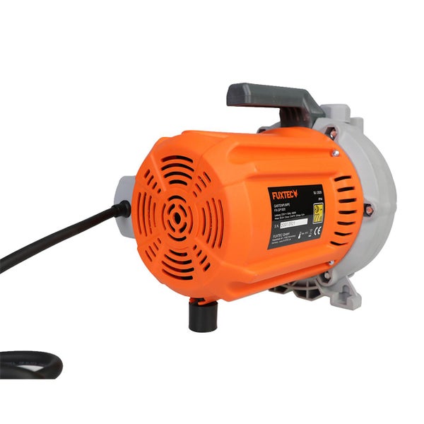 Fuxtec Gartenpumpe FX-GP1800 mit Tragegriff, Anschlusskabel und Lüftungsschlitzen.