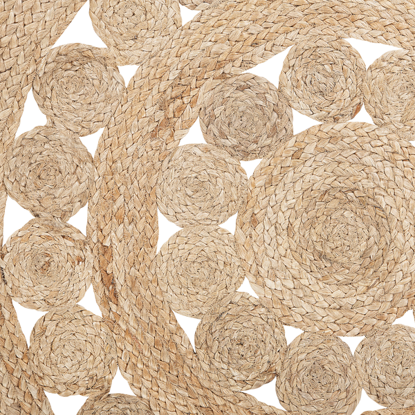 Geflochtener Jute-Teppich mit einem Muster aus unterschiedlich großen Kreisen.