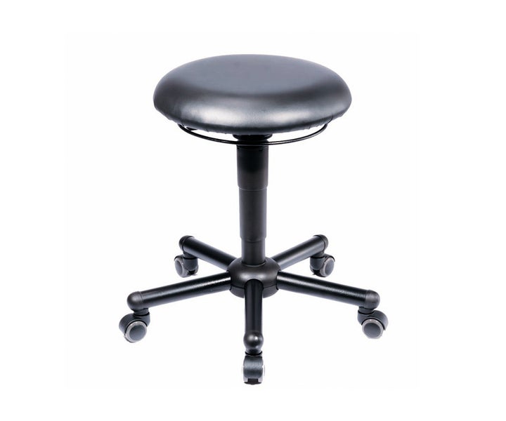 Detailansicht eines beleuchteten Spiegelschranks im Badezimmer