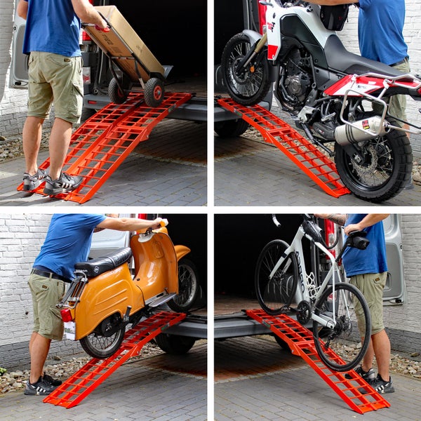 Mehrere Lasten werden mit einer Laderampe in einen Transporter verladen.