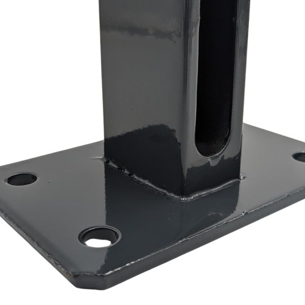 Metallpfosten mit Montageplatte und Aussparung