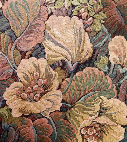 Nahaufnahme eines textilen Wandteppichs mit Blumenmuster