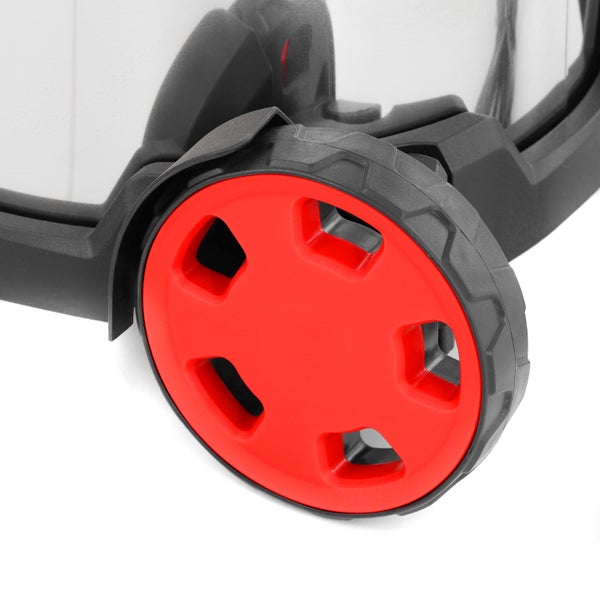 Detailaufnahme der rot-schwarzen Kunststoff-Laufrolle eines Nass-Trockensaugers mit profiliertem Reifen.