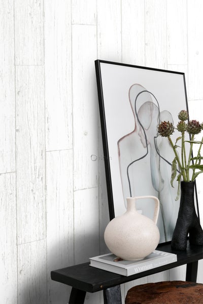 Wandgestaltung mit Holzpaneeloptik, Kunst und Dekoration auf einem schwarzen Tisch