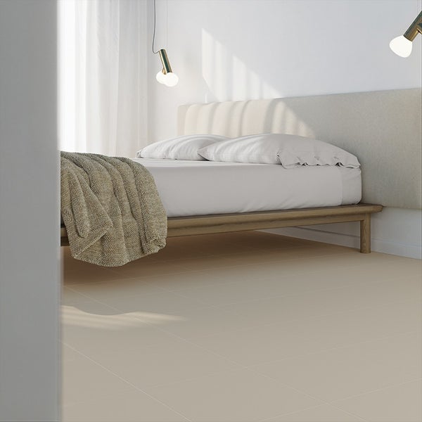 Helles Schlafzimmer mit Fliesenboden, Holzbett, gepolstertem Kopfteil und moderner Hängeleuchte für eine wohnliche Atmosphäre.