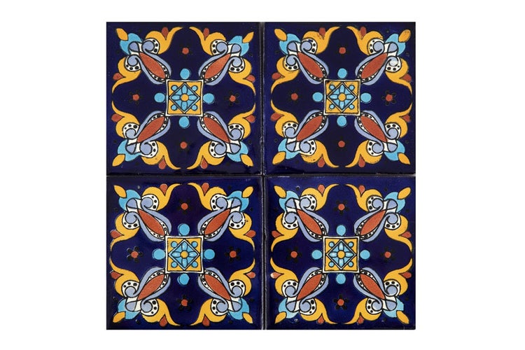 Vier dekorative, quadratische Fliesen mit floralem Muster