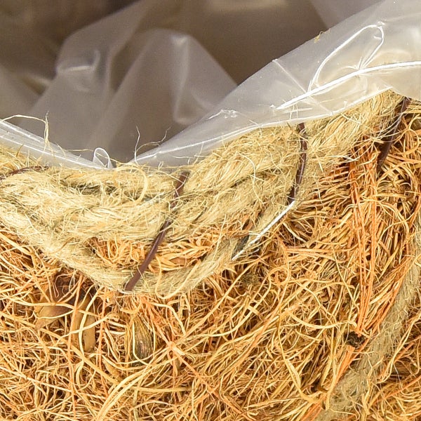 Nahaufnahme von Kokosfasern und einer transparenten Folie