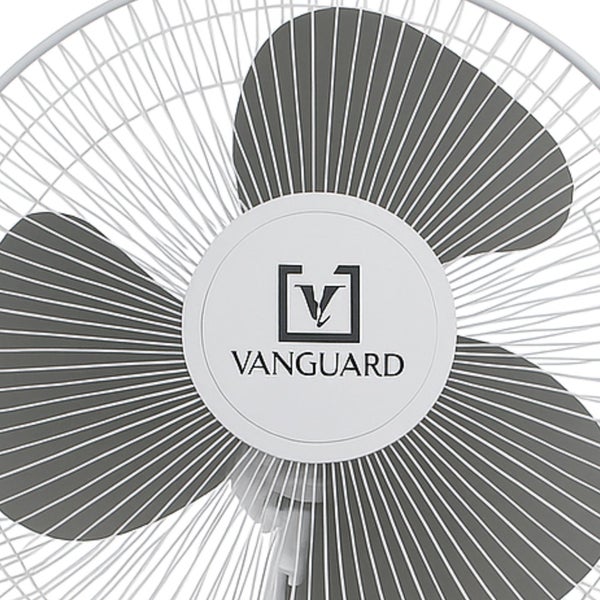 Nahaufnahme eines Ventilators mit Schutzgitter und Vanguard Logo in der Mitte.