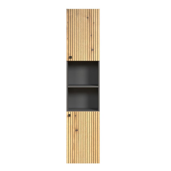Hoher Badschrank mit Lamellenfront in Holzoptik und zwei offenen Ablagefächern.