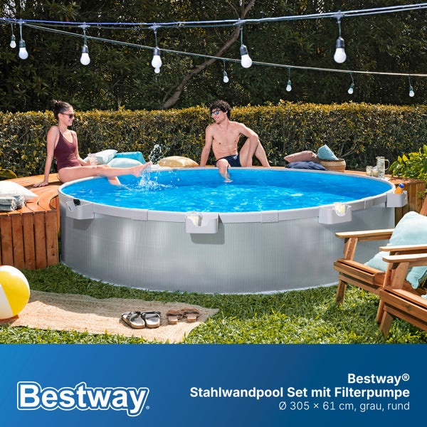 Bestway Logo. Runder Bestway Stahlwandpool 305 mal 61 Zentimeter grau mit Filterpumpe in einem hellen Garten mit Holzumrandung und Personen.