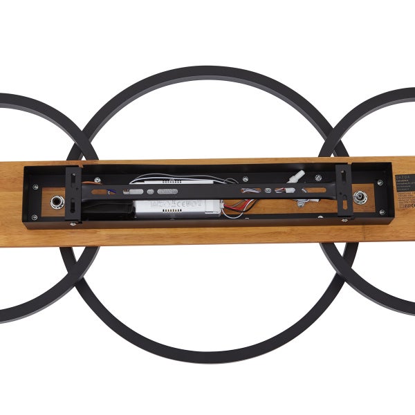 Rückseite einer runden LED Deckenleuchte mit Holzoptik Halterung und schwarzen Metallringen
