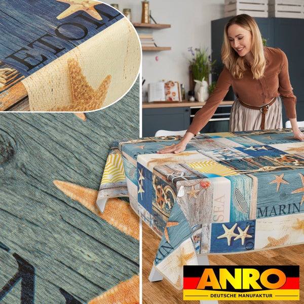 Tischdecke mit Seesternmuster und maritimen Motiven in einem hellen Küchenambiente