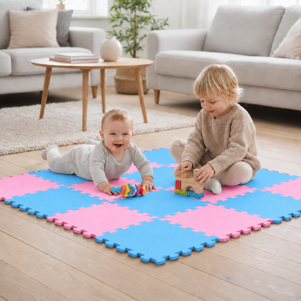 Zwei Kinder spielen auf einer bunten Puzzlematte aus Schaumstoff auf einem Holzboden in einem hellen Wohnzimmer.
