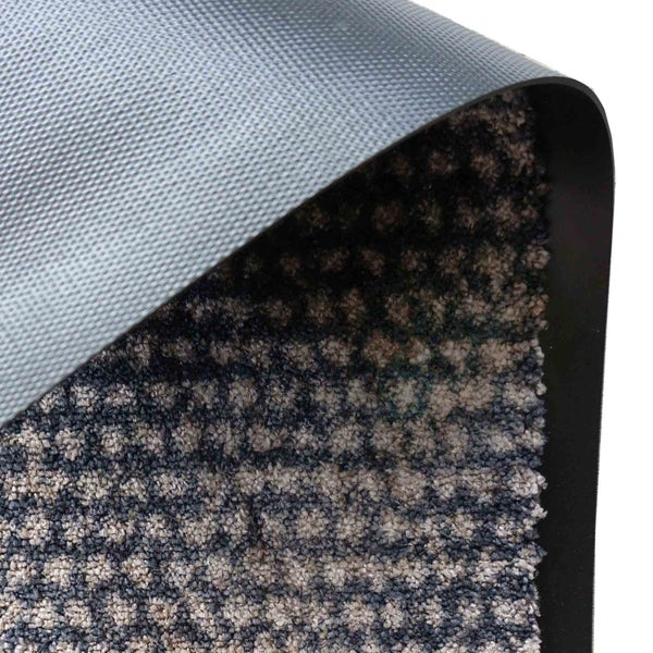 Detailansicht einer Fußmatte mit Textiloberfläche und rutschfester Rückseite.