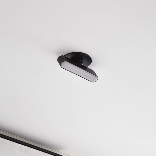 Schwarzer LED Einbaustrahler mit Maßen: Kopfbreite 13,1 Zentimeter, Einbaudurchmesser 9,2 Zentimeter und Höhe 7,3 Zentimeter.