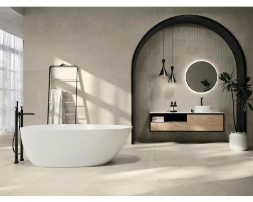 Badezimmer mit freistehender Badewanne, Waschtisch mit Spiegel und Handtuchhalter