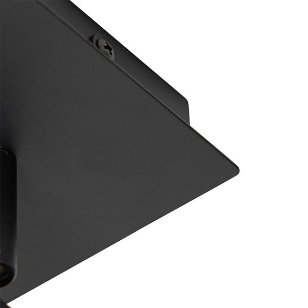 Detailansicht einer schwarzen Deckenleuchte